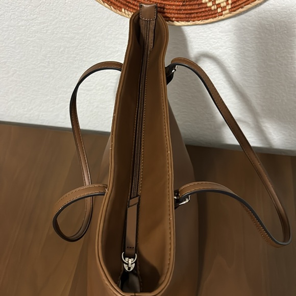 Nine West brown purse with zip closure, middle zip pocket, 3 sections. - Picture 6 of 9